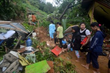 Longsor Di Padang