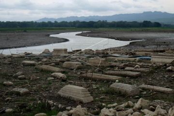 Terlihat Area Pemakaman Lama Saat Penyusutan Air Waduk