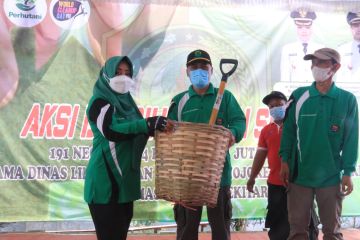 Pemkab Mojokerto ajak warga sekitar hutan bersih-bersih sampah