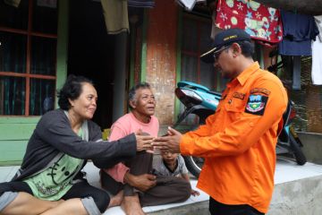 Pemkab Garut pasok kebutuhan pengungsi korban banjir Pameungpeuk