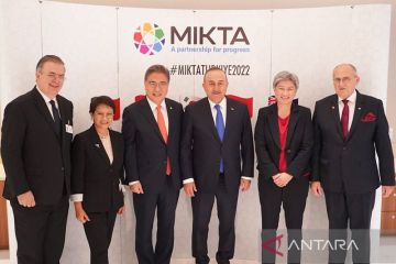 Menlu RI bahas pupuk dan persiapan KTT G20 di pertemuan MIKTA
