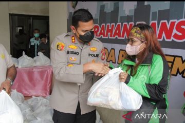 Polres bagikan bantuan pangan kepada ratusan pengojek di Kebon Jeruk