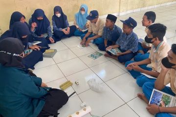 Mahasiswa ITB beri pelatihan hidroponik kepada siswa di Bandung