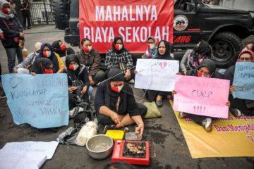 Aksi Tolak Mahalnya Biaya Sekolah
