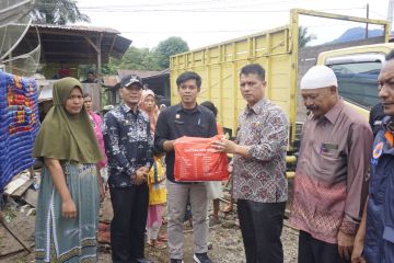 Pemkab Pasaman Barat salurkan bantuan untuk korban banjir di Kajai