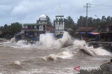 BMKG: Waspadai gelombang tinggi di Kepulauan Mentawai hingga Sumbawa