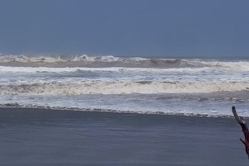 BMKG: Waspadai gelombang sangat tinggi di laut selatan Jabar-DIY