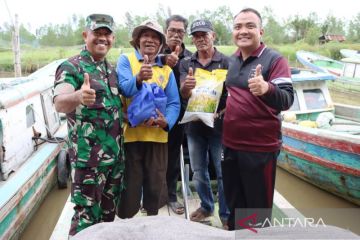 TNI dan Polri beri bantuan paket sembako untuk nelayan di Aceh Barat