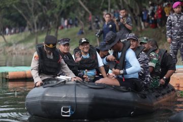 400 personel gabungan gerebek lumpur Waduk Pluit pada Minggu