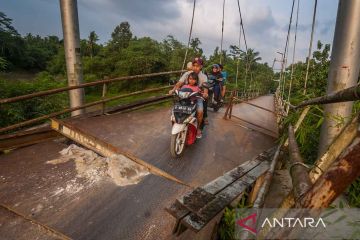 Jembatan gantung rusak di Rangkasbitung