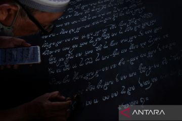 Melestarikan aksara Jawa melalui batik