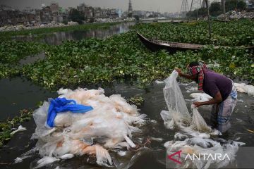 Pembuangan limbah manusia dan industri di Sungai Buriganga