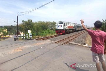 Menjaga nyawa di perlintasan kereta