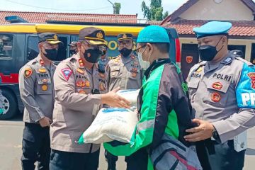 Polres Cirebon Kota bagikan 4 ton beras kepada warga terdampak BBM