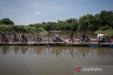 Jembatan sesek bambu alternatif penghubung Mojolaban-Kampung Sewu