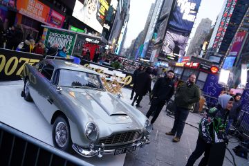 Aston Martin DB5 hingga kostum Daniel Craig di "James Bond" dilelang