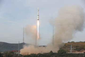 China luncurkan tiga satelit baru ke luar angkasa