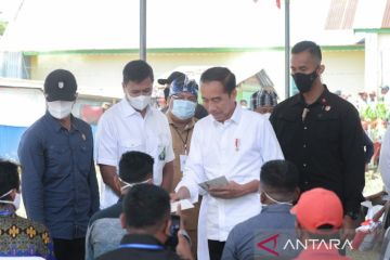 Presiden serahkan BSU peserta BPJS Ketenagakerjaan di Baubau-Buton