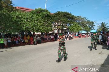 Warga Baubau padati Pasar Wameo menanti kedatangan Presiden