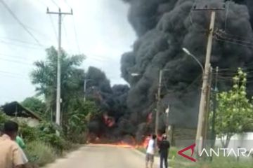 Tim Labfor Polda Sumsel menyelidiki kebakaran gudang BBM di Ogan Ilir