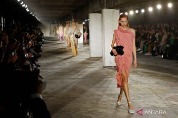 Koleksi Spring-Summer 2023 Paris Fashion Week