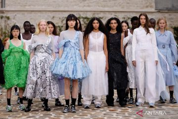 Koleksi Spring-Summer 2023 Paris Fashion Week - ANTARA News