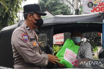 Polsek Cilandak gandeng Karang Taruna salurkan bansos ke masyarakat