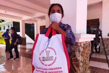 OASE KIM bagikan paket sekolah dan sembako bagi masyarakat Labuan Bajo