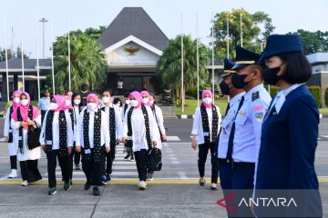 Iriana tinjau vaksinasi COVID-19 dan pameran UMKM di NTT