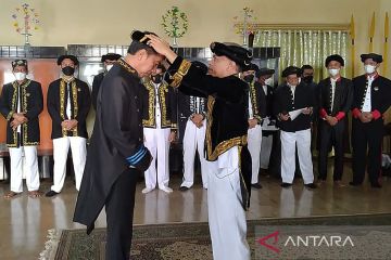 Kemarin, Jokowi terima gelar adat hingga Johanis jadi pimpinan KPK