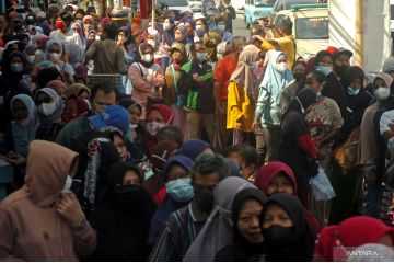 Antrean di pasar murah Tegal