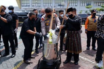 Polda Riau musnahkan 243 kg sabu-sabu jaringan pengedar internasional