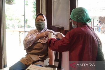 Pemkot Jakbar imbau warga taati prokes di tengah stok vaksin menipis