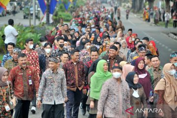 Pemecahan rekor MURI mengenakan batik etnik serentak di Jambi