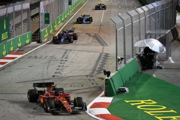 Sainz kalahkan Leclerc saat Ferrari finis 1-2 di FP2 GP Singapura
