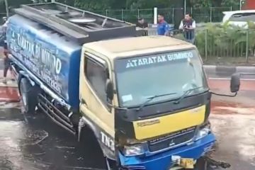 Polisi ungkap truk yang terguling di Cawang akibat kelebihan muatan