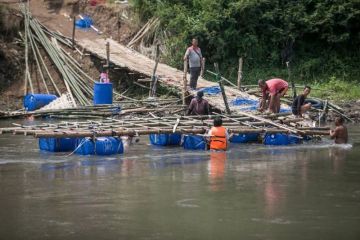 Jembatan darurat sesek bambu rusak