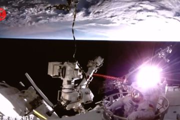 Astronaut Shenzhou-14 China beraktivitas di luar wahana antariksa