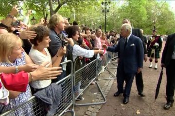 Raja Charles sapa simpatisan di luar Istana Buckingham