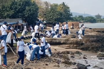 Cegah pencemaran, ratusan relawan bersih-bersih sampah di Pantai Anyer