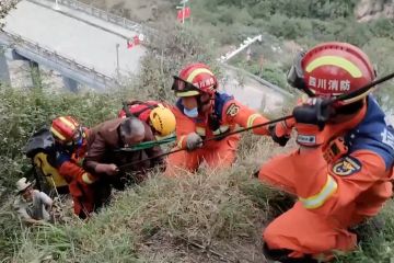 Damkar evakuasi 9 orang terjebak longsor pascagempa di Sichuan, China