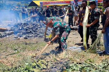 Jaga kamtibmas di Jayapura, Korem 172 PWY gelar bakar batu