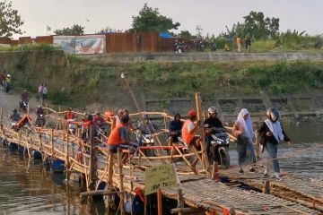 Jembatan apung bambu jadi pilihan warga Solo-Sukoharjo