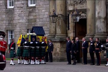 Jenazah Ratu Elizabeth tiba di Istana Holyroodhouse Edinburgh