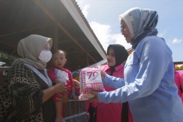 Melihat aksi sosial Bhayangkari di pesisir Bone Bolango