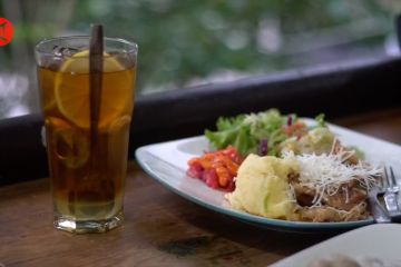 Mencicipi menu makanan ala Barat di pasar Gede Solo