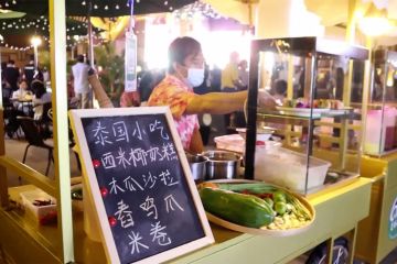 Mengunjungi pasar malam di kota kuno etnis Dai di Yunnan, China