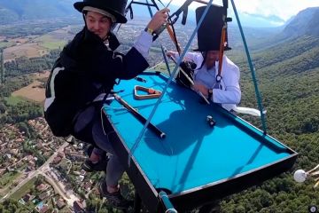 Paraglider bergaun mewah terbang di atas pegunungan Alpen Prancis