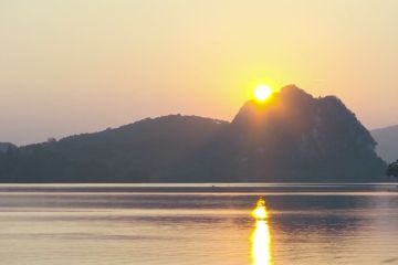 Pemandangan Buddha tidur telan bola emas tampak di Guangdong, China