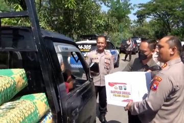 Polres Ngawi bagi-bagi sembako, sopir terkejut dikira razia